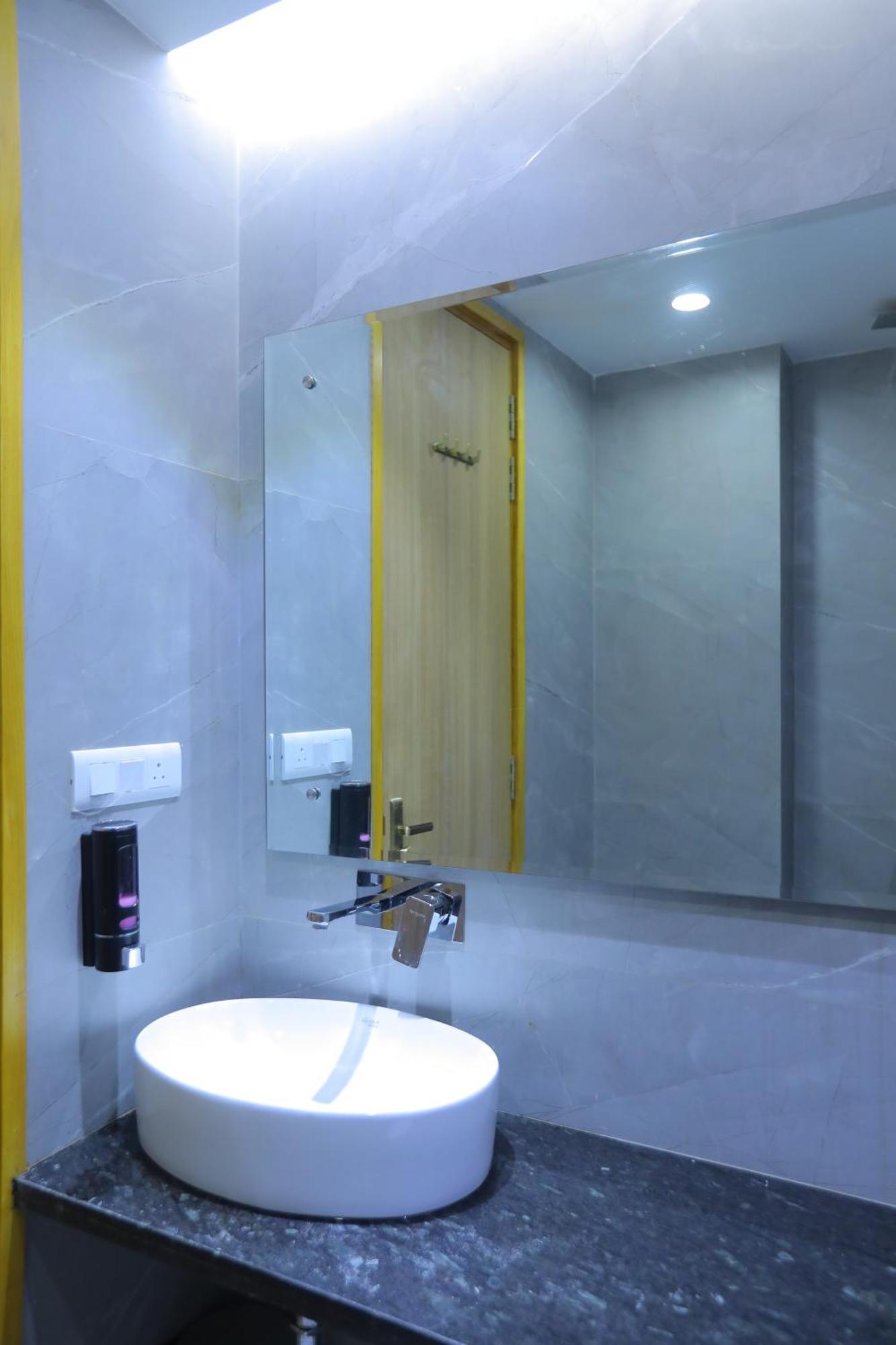 Hotel Glitz - Walk In From New Delhi Railway Station Extérieur photo